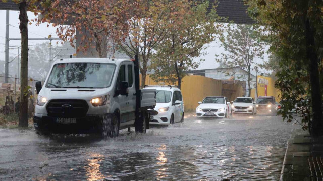 İzmir’de aniden bastıran sağanak yağış cadde ve sokakları göle çevirdi. Trafikte bulunan sürücüler ile vatandaşlar yağış nedeniyle zor anlar yaşadı.