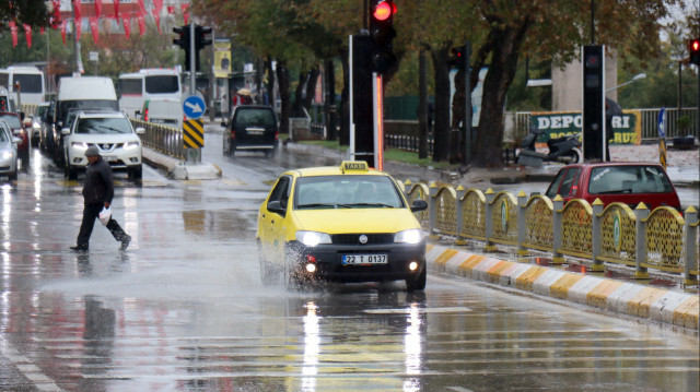Meteoroloji'nin 'yağış' uyarısının ardından Edirne, Tekirdağ ve Kırklareli'de sağanak etkili oldu.