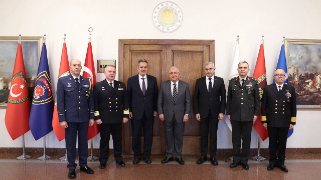 Millî Savunma Bakanı Yaşar Güler, Yunanistan Savunma Bakanı Danışmanı Büyükelçi Haris Lalacos ve beraberindeki heyeti kabul etti.