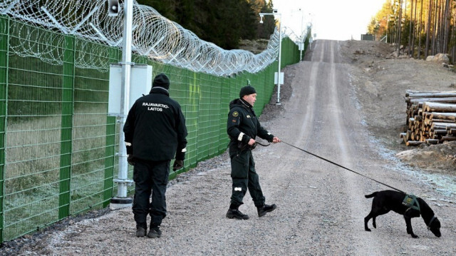 Des gardes-frontières finlandaise, (RAJA) patrouillent le long de la frontière finno-russe à Imatra, Finlande, le 26 octobre 2023. Crédit photo: JUSSI NUKARI / LEHTIKUVA / AFP
