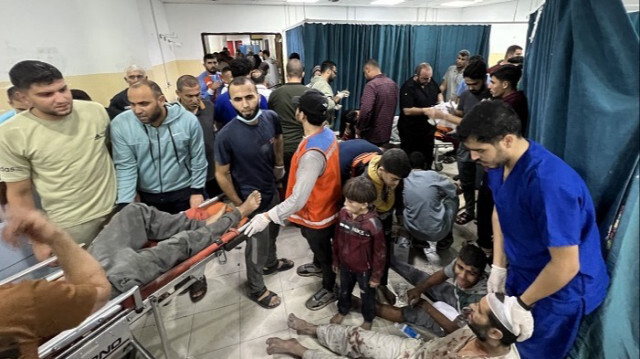 Des blessés et des enfants sont soignés par des médecins à l'hôpital, après l'attaque israélienne dans la ville de Gaza, le 13 novembre 2023. Crédit photo: AA