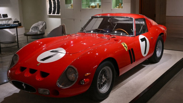 La Ferrari 250 GTO de 1962 a été vendue à New York le 13 novembre pour 51,7 millions de dollars, soit la deuxième voiture la plus chère jamais adjugée aux enchères. Crédit photo: ANGELA WEISS / AFP

