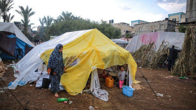 Les Palestiniens s'abritant autour de l'hôpital Nasser en raison des attaques israéliennes, montent des tentes et les recouvrent de nylon pour se protéger du froid et de la pluie avec leurs ressources limitées à Gaza, le 14 novembre 2023. Crédit photo: AA