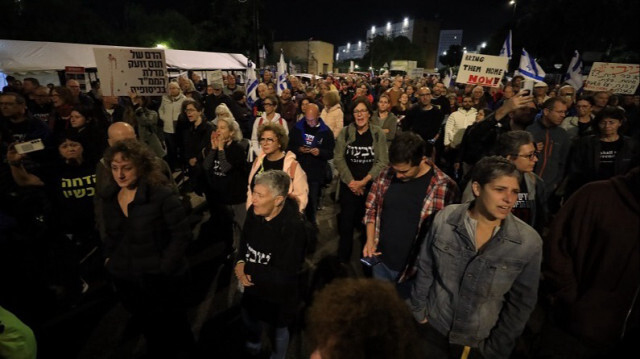 Une manifestation avec des banderoles devant la Knesset (Parlement israélien) à Jérusalem Ouest le 14 novembre 2023. Crédit photo: AA