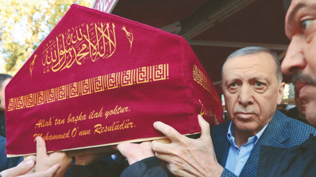 Cumhurbaşkanı Tayyip Erdoğan, merhum Mahmud Esad Coşan Hocaefendi’nin eşi Hacer Muhterem Coşan’ın cenaze namazına katıldı.
