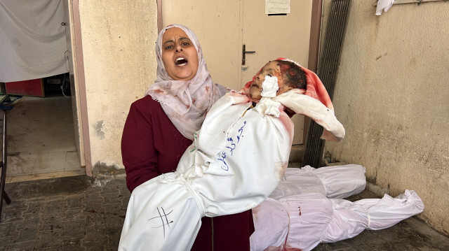 Une femme palestinienne pleure en tenant le corps sans vie d'un enfant tué dans les attaques israéliennes, dans la ville de Gaza, le 15 novembre 2023. Crédit photo: AA