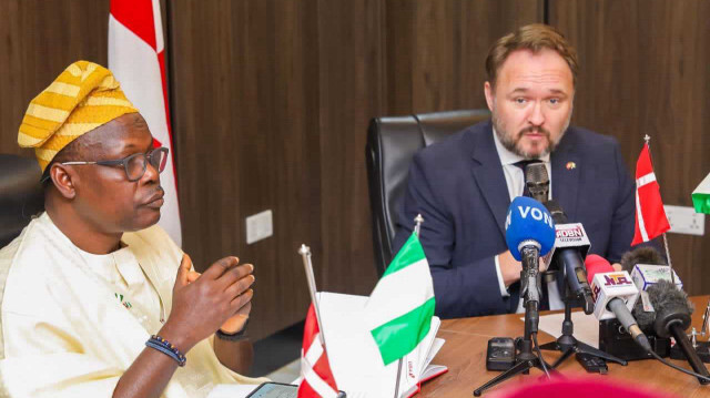 Le ministre d'État à l'Environnement du Nigeria, Iziaq Salako et le ministre danois de la Coopération au développement et de la Politique mondiale en matière de changement climatique, Dan Jorgensen. Crédit photo: X