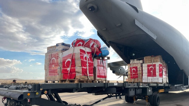 Türkiye'den Gazze'ye sağlık personeli ve tıbbi malzeme taşıyan uçağı El-Ariş Havalimanı'na indi.