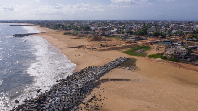 Un groyne (structure de protection côtière), sur une plage à l'est de Cotonou au Bénin. Crédit photo: YANICK FOLLY / AFP