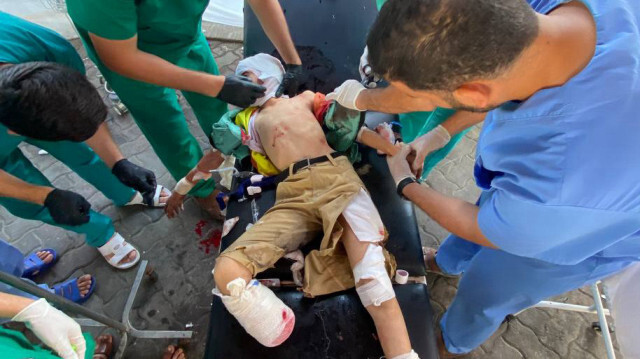 Des travailleurs de la santé soignent des blessés palestiniens, dont des enfants, à l'extérieur de l'hôpital baptiste Al-Ahli, alors que certaines parties de l'hôpital ont été détruites par les frappes aériennes israéliennes qui se poursuivent depuis 40 jours dans la bande de Gaza, le 15 novembre 2023. Crédit photo: AA
