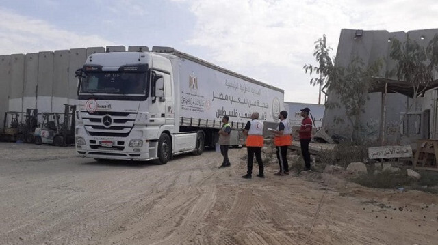 Alors que les attaques israéliennes sur la bande de Gaza se poursuivent, le passage des camions d'aide de l'Égypte vers la bande de Gaza par la porte frontalière de Rafah continue le 14 novembre 2023. Crédit photo: AA