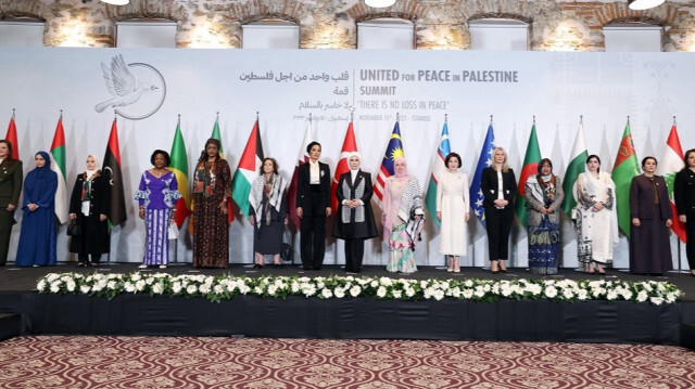 La première dame turque Emine Erdogan (8e à droite) et les conjointes des dirigeants posent pour une photo de famille dans le cadre du sommet "Unis pour la paix en Palestine" à Istanbul en Turkiye, le 15 novembre 2023