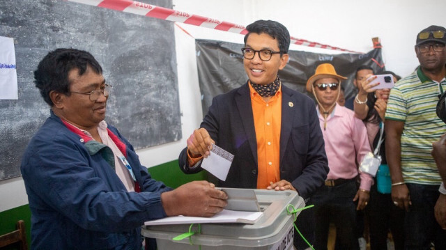 Le président de Madagascar, Andry Rajoelina, vote dans un bureau de vote à Ambatobe, Antananarivo. Crédit photo: MAMYRAEL / AFP