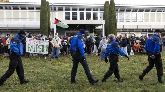 Rassemblement sur le campus de l’Université de Lausanne pour manifester contre la venue du président français et sa position sur le conflit israélo-palestinien, le 16 novembre 2023. Crédit photo: X