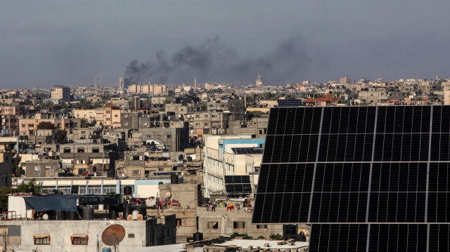 Les fumées noires visibles au loin dans la bande de Gaza. Crédit photo: AA