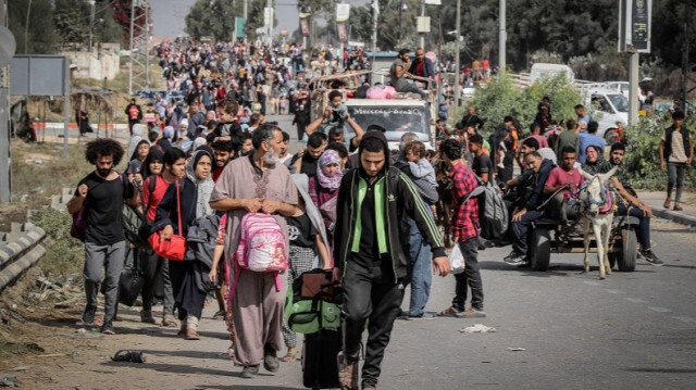 Des Palestiniens, dont des blessés, quittent leurs maisons pour échapper aux bombardements israéliens à Gaza le 11 novembre 2023. Crédit photo: AA