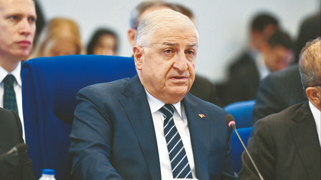 Milli Savunma Bakanı Yaşar Güler.