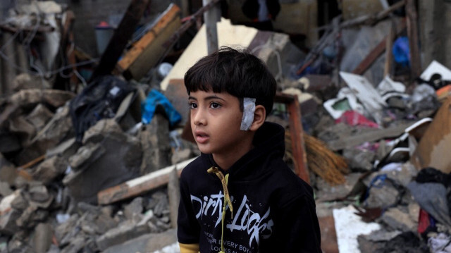 Un enfant palestinien assis sur les décombres humides d'une maison détruite par un bombardement israélien, et après une tempête de pluie nocturne à Rafah, dans la bande de Gaza, le 15 novembre 2023. Crédit photo: SAID KHATIB / AFP
