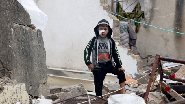 Mujahid Abu Jazar, un enfant Palestinien blessé lors du bombardement de l'armée d'occupation israélienne à Rafah, au milieu des décombres de sa maison situé dans le sud de la bande de Gaza, le 15 novembre 2023. Crédit photo: MOHAMMED ABED / AFP
