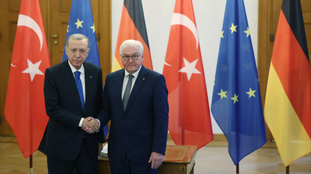 Çalışma ziyareti kapsamında Almanya’da bulunan Cumhurbaşkanı Recep Tayyip Erdoğan, Almanya Cumhurbaşkanı Frank-Walter Steinmeier ile Cumhurbaşkanlığı Sarayı Schloss Bellevue’de bir araya geldi.