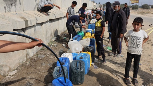 Des enfants palestiniens remplissent des conteneurs d'eau à Rafah, dans le sud de la bande de Gaza, le 13 novembre 2023. Crédit photo: MOHAMMED ABED / AFP