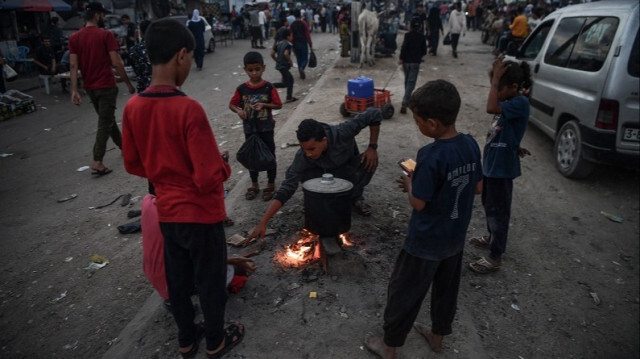 Les Palestiniens tentent de poursuivre leur vie quotidienne au milieu des attaques israéliennes à Gaza, le 13 novembre 2023. Crédit photo: AA