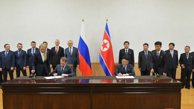 Le ministre russe des Ressources naturelles Alexandre Kozlov et le ministre nord-coréen des Relations économiques externes Yon Jong-ho signent un protocole de coopération dans plusieurs domaines, à Pyongyang le 15 novembre 2023. Crédit photo: STR / KCNA VIA KNS / AFP
