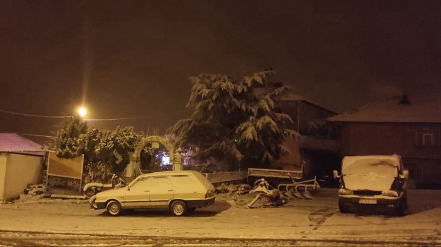 Manisa'da kar yağışı etkili oldu.