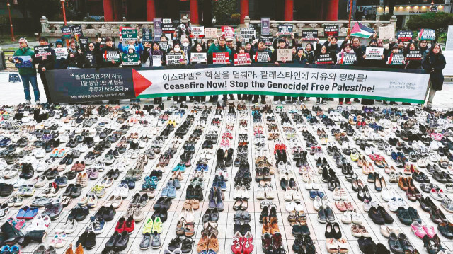 Aktivist Han Soo-young, “Bu ayakkabılar ölümlerin sadece rakamlardan ibaret olmadığını gösteriyor” dedi.