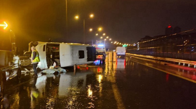 Bağcılar'da bariyere çarpan minibüsün sürücüsü öldü.