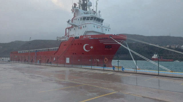 Karadeniz'de petrol araması yapan iki gemi Amasra Limanı'na sığındı