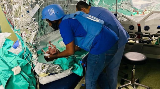 Şifa Hastanesi'nden hastalar tahliye ediliyor. 