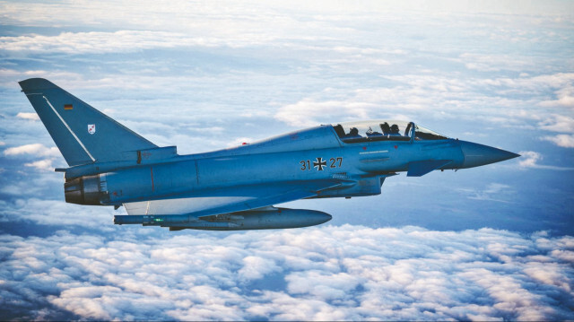 Olaf Scholz, ABD’den F-35 ithal etmeye odaklanıp Alman havacılık sanayiini zayıflatmakla suçlanıyor.