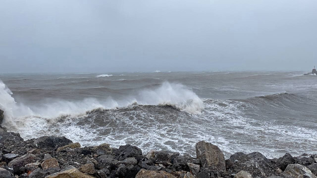 Zonguldak'ta fırtına ve sağanak yaşamı olumsuz etkiledi. 
