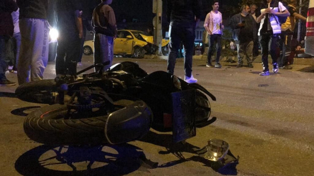 Bursa'da ticari taksi ile motosikletin çarpıştığı kazada altı kişi yaralandı.