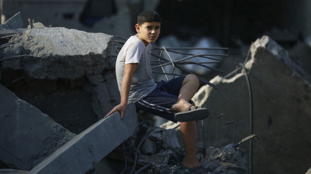 Un garçon palestinien assis au milieu des décombres au lendemain de l'attaque de l'armée d'occupation israélienne, dans le camp de réfugiés palestiniens de Jabalia, à Gaza, le 1er novembre 2023. Crédit photo: BASHAR TALEB / AFP
