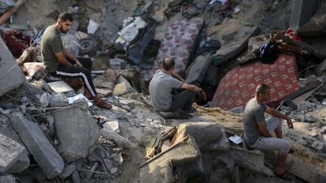 Des Palestiniens désemparés face aux dégâts causés par les frappes israéliennes dans le camp de réfugiés de Jabalia, à Gaza, le 1er novembre 2023. Crédit photo: BASHAR TALEB / AFP
