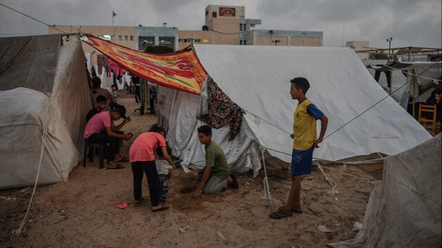 Des familles palestiniennes s'abritent dans le camp de réfugiés de l'Office de secours et de travaux des Nations Unies pour les réfugiés de Palestine dans le Proche-Orient (UNRWA) dans la bande de Gaza, le 01 novembre 2023. Crédit photo: AA