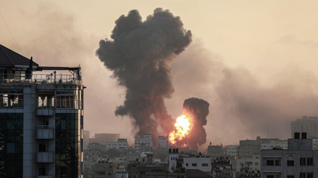 De la fumée et des flammes s'élèvent à la suite d'une frappe aérienne israélienne dans la bande de Gaza, le 2 novembre 2023. Crédit photo:AA