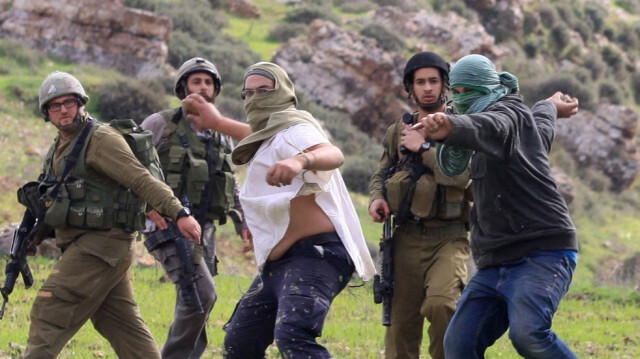 مستوطنون يهاجمون قرية فلسطينية بالضفة