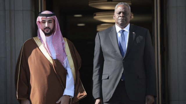 Le secrétaire américain à la Défense, Lloyd Austin et son homologue saoudien, Khalid ben Salmane. Crédit photo: WIN MCNAMEE / GETTY IMAGES NORTH AMERICA / GETTY IMAGES VIA AFP
