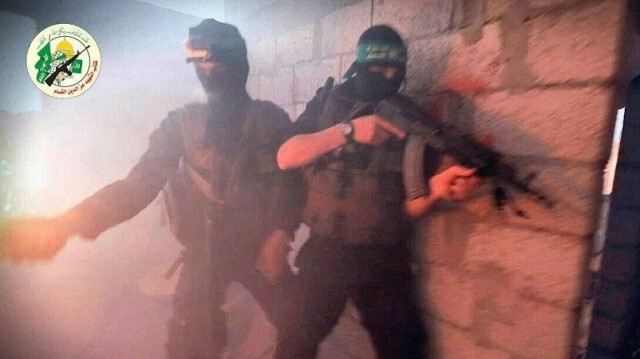 Les membres des Brigades Al-Qassam en position de combat contre l'entité sioniste. Crédit photo: Capture d'écran Al-Aqsa TV