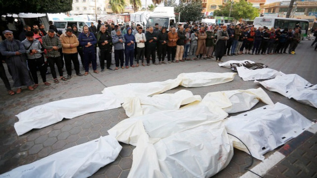 Les parents des Palestiniens qui ont perdu la vie dans les attaques israéliennes, font la prière funéraire après que les corps aient été sortis de la morgue de l'hôpital à Gaza, le 20 novembre 2023. Crédit photo: AA