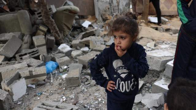 Une petite fille palestinienne désorientée au milieu des débris de maisons détruitent par les frappes israéliennes à Rafah, dans le sud de la bande de Gaza, le 19 novembre 2023. Crédit photo: MOHAMMED ABED / AFP
