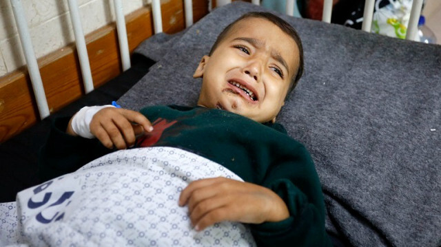 Ahmed Shabat, un enfant palestinien de trois ans qui a survécu à trois attaques israéliennes, est soigné à l'hôpital des Martyrs d'Al-Aqsa à Deir Al-Balah, dans la bande de Gaza, le 17 novembre 2023. Crédit photo: AA