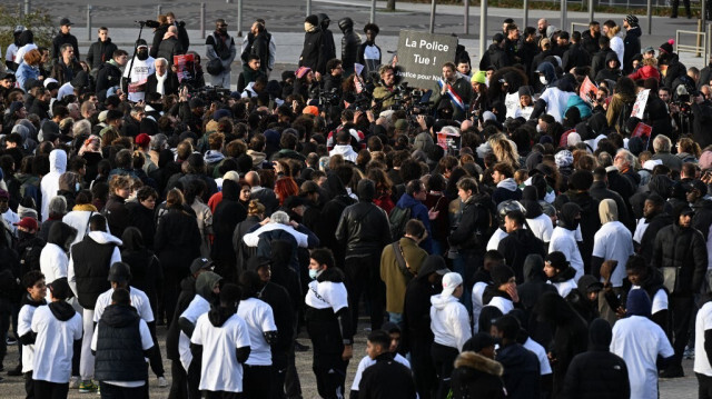 Rassemblement à l'appel de la mère de Nahel, 17 ans tué par un policier, suite à sa libération, sur la place Nelson Mandela à Nanterre, le 19 novembre 2023. Crédit photo: MIGUEL MEDINA / AFP