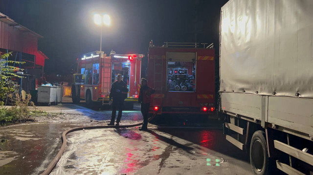 İtfaiye ekiplerince söndürülen yangın, fabrikada hasara yol açtı.