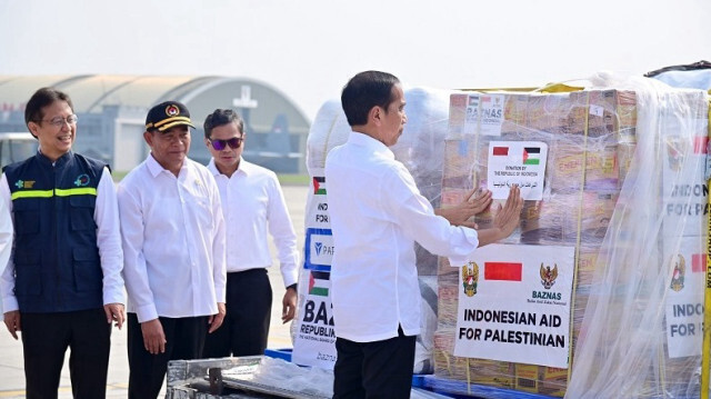 Le Président indonésien Joko Widodo (à droite) inspecte l'aide humanitaire fournie par le gouvernement indonésien au peuple palestinien à Jakarta, en Indonésie, le 20 novembre 2023. Crédit photo: AA