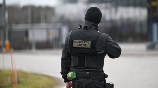 Un garde-frontière finlandais au poste de contrôle frontalier de Nuijamaa à Lappeenranta, en Finlande, le 15 novembre 2023. Crédit photo: VESA MOILANEN / LEHTIKUVA / AFP
