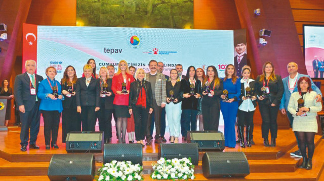 Kadın girişimciler, ödüllerini TOBB Başkanı Rifat Hisarcıklıoğlu ve TOBB Kadın Girişimciler Kurulu Başkanı Nurten Öztürk’ün elinden aldı.